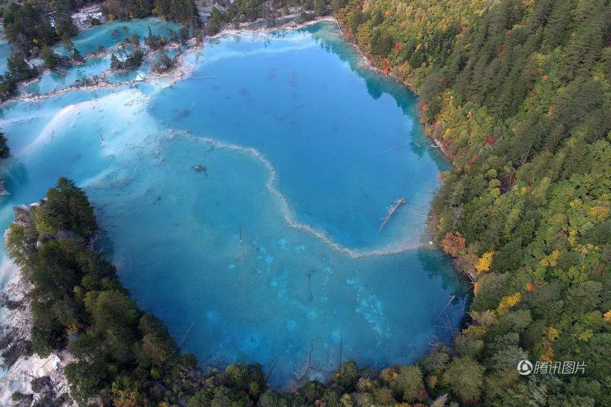 九寨沟震后景色恢复大半重现五彩斑斓