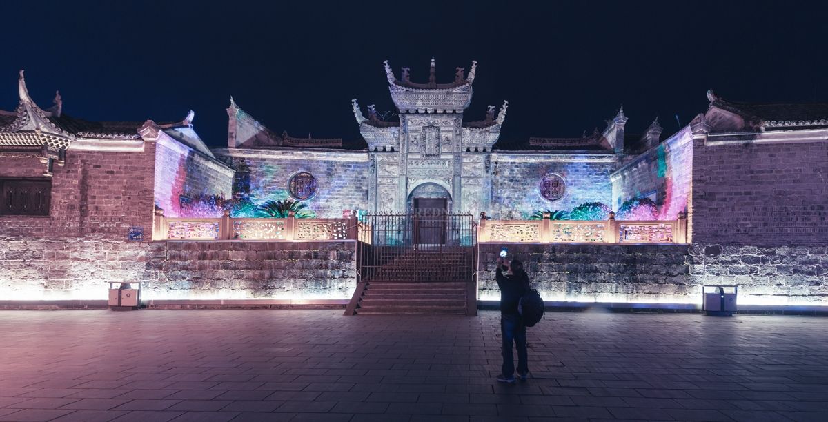 天后宫地处潕水西岸,与县城隔河相望的天后宫是内陆最大的妈祖庙,建于