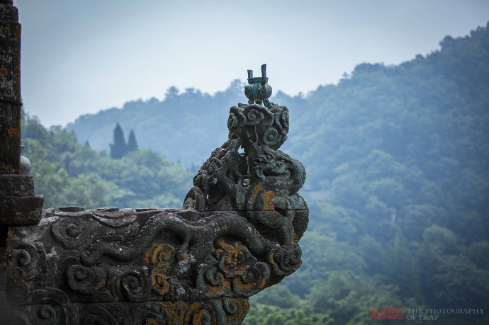 在万仞峭壁上悬空伸展的龙首石面对天柱峰,传说这两条龙是真武大帝的