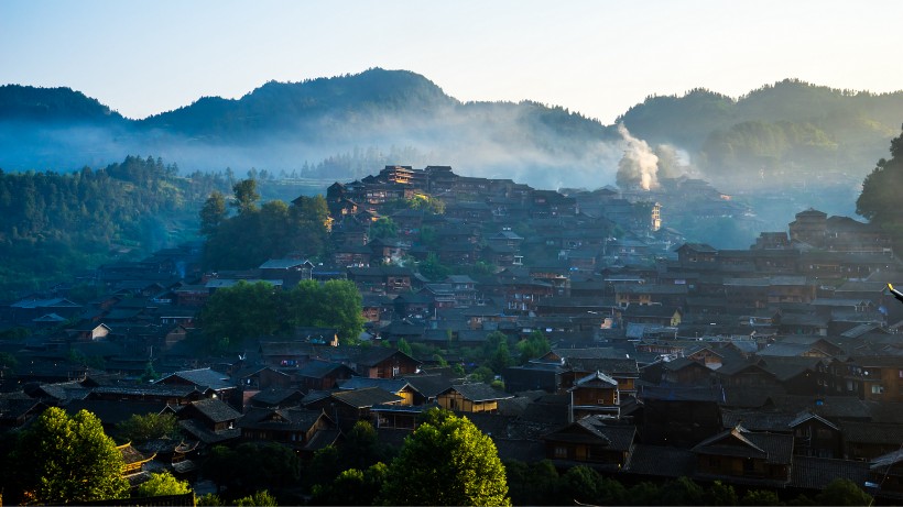 苗岭山脉的主峰雷公山位于雷山县,被苗族视为母亲山.