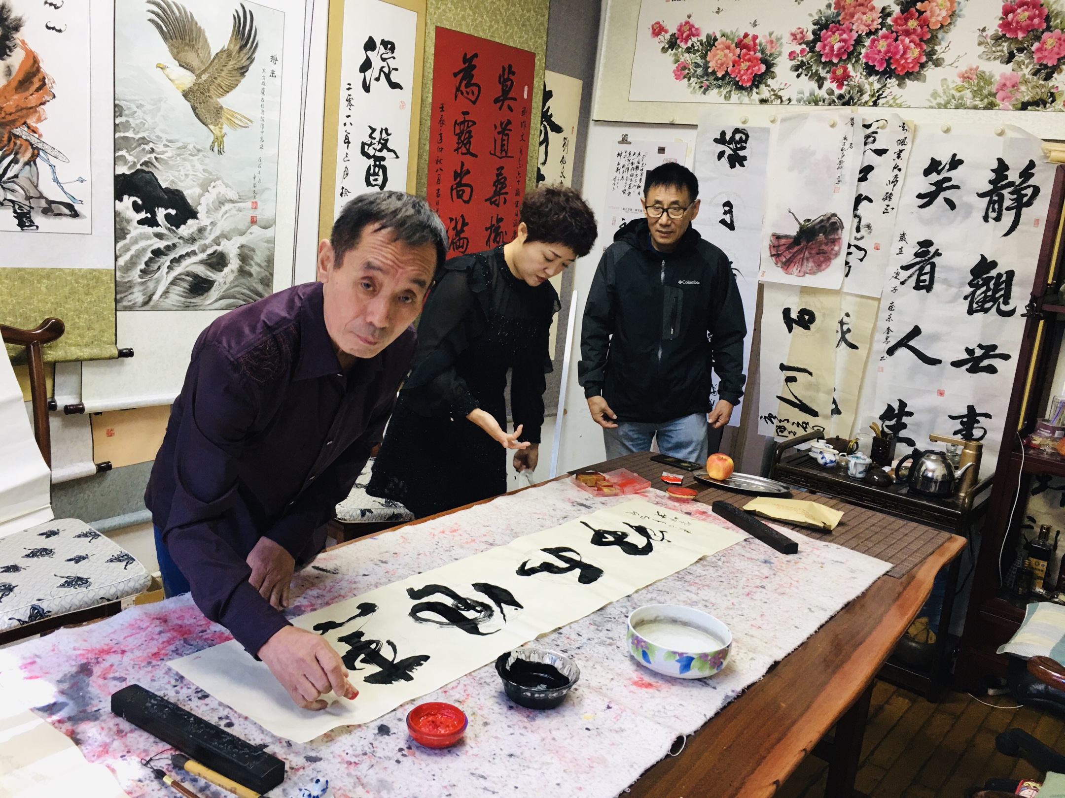 深圳启运诊所刘鹏主任邀请著名书画家马王金威昕著名书画家韩进川企业