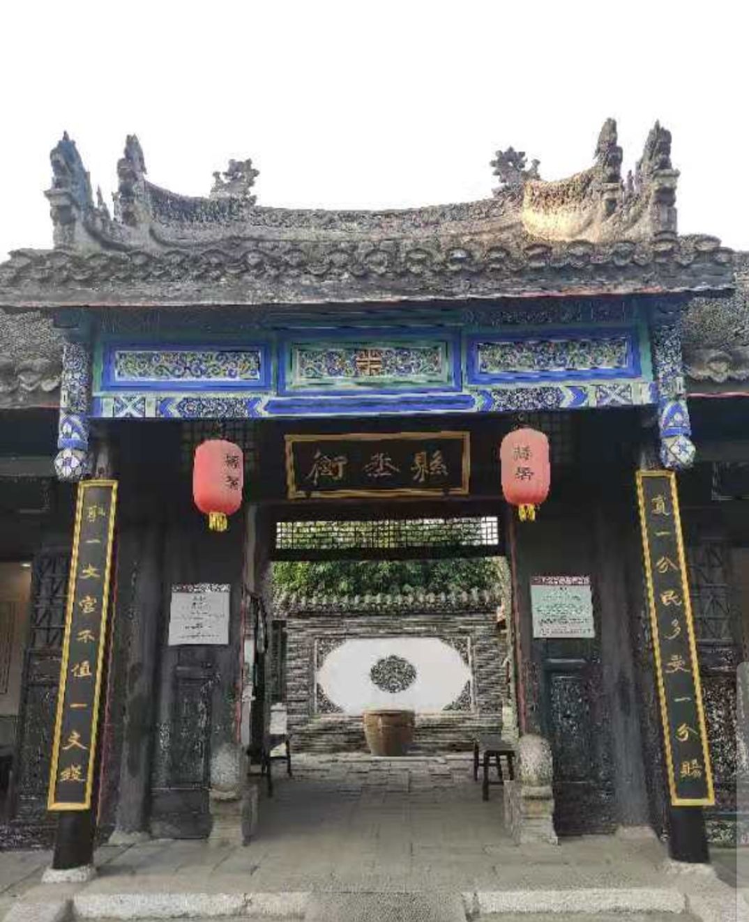 这是县丞衙大门联:宽一分民多受一分赐;取一文官不值一文钱.