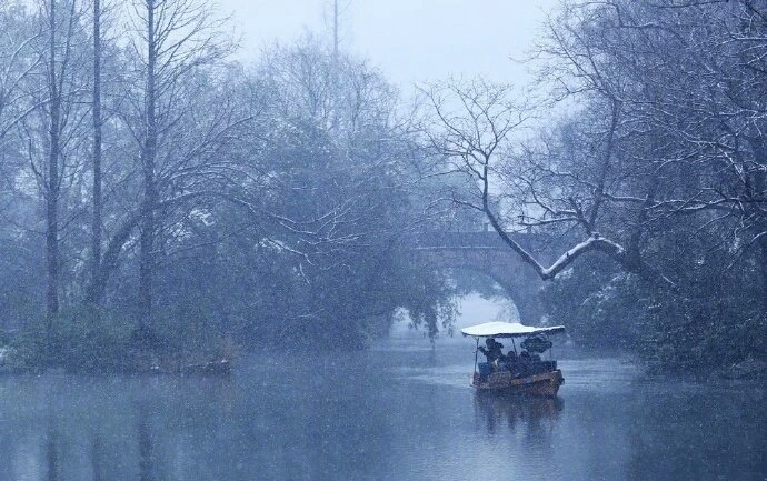 江南本多情,下雪的江南,大概只能用四个字来形容:风花雪月,诗情画意