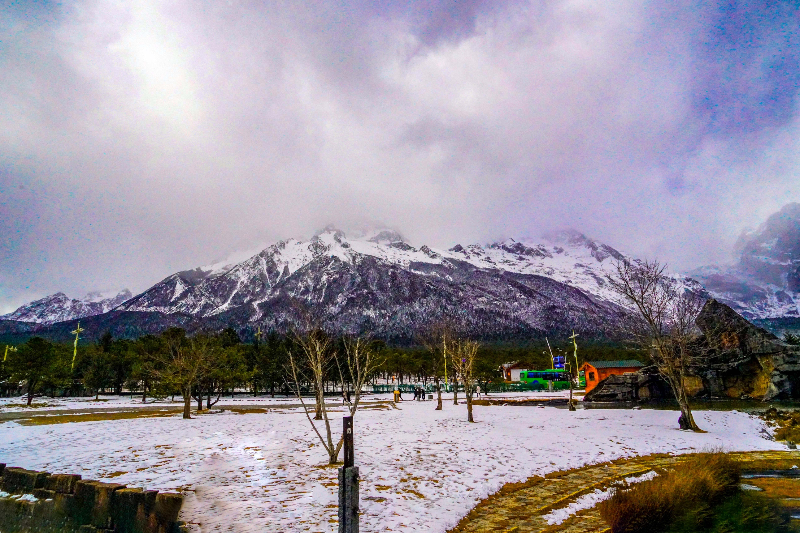 玉龙雪山海拔高差悬殊,具有寒,温,热3带若干气候类型,且湿度较大,日照