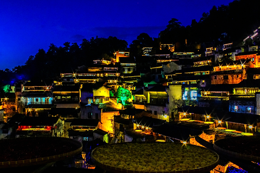 篁岭的夜景更是值得一看,只有住在这个深山古村内才有机会观赏的到.