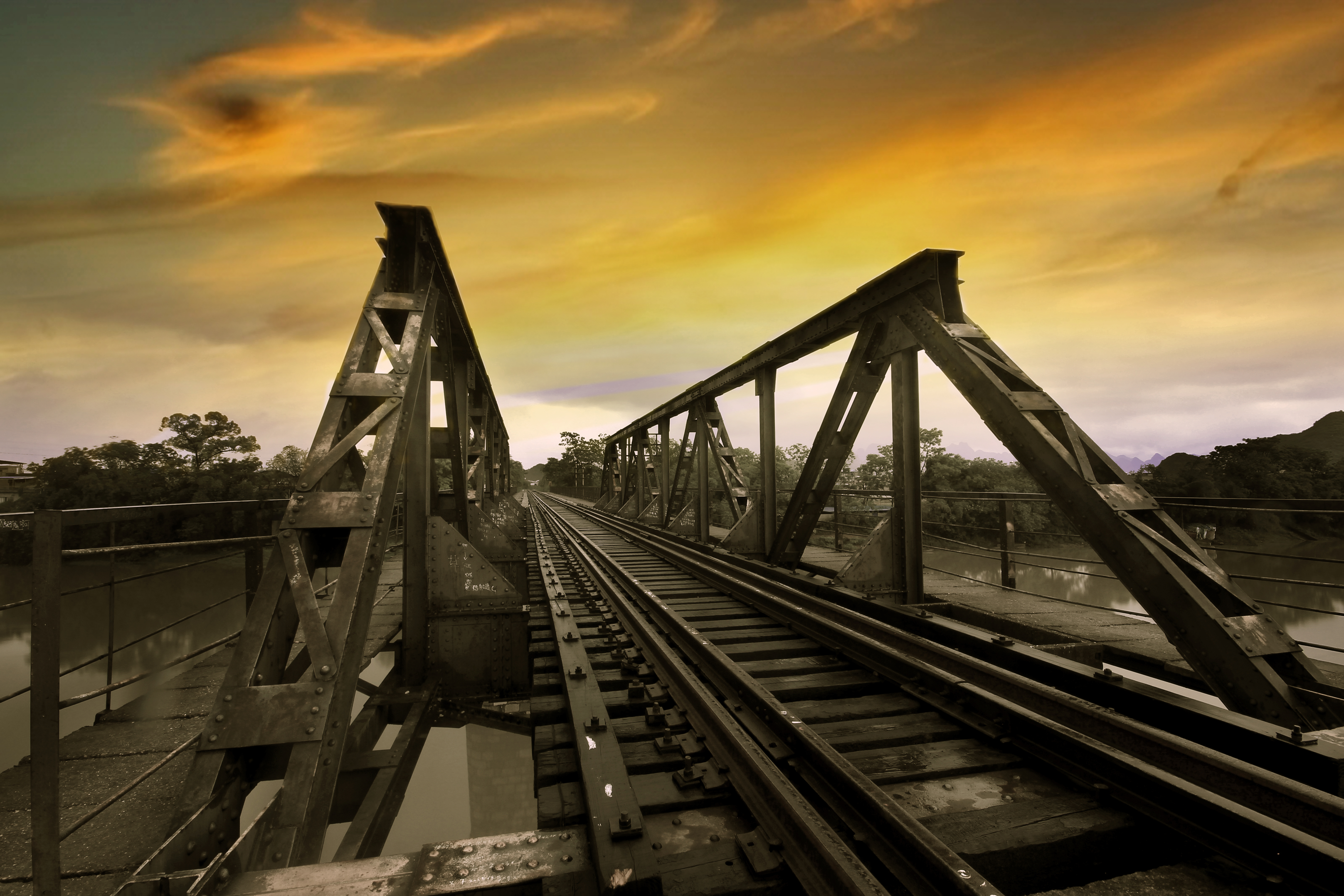 逝去的钢铁这条已经废弃的铁路和一个车站,以前是一个战备油库的运输