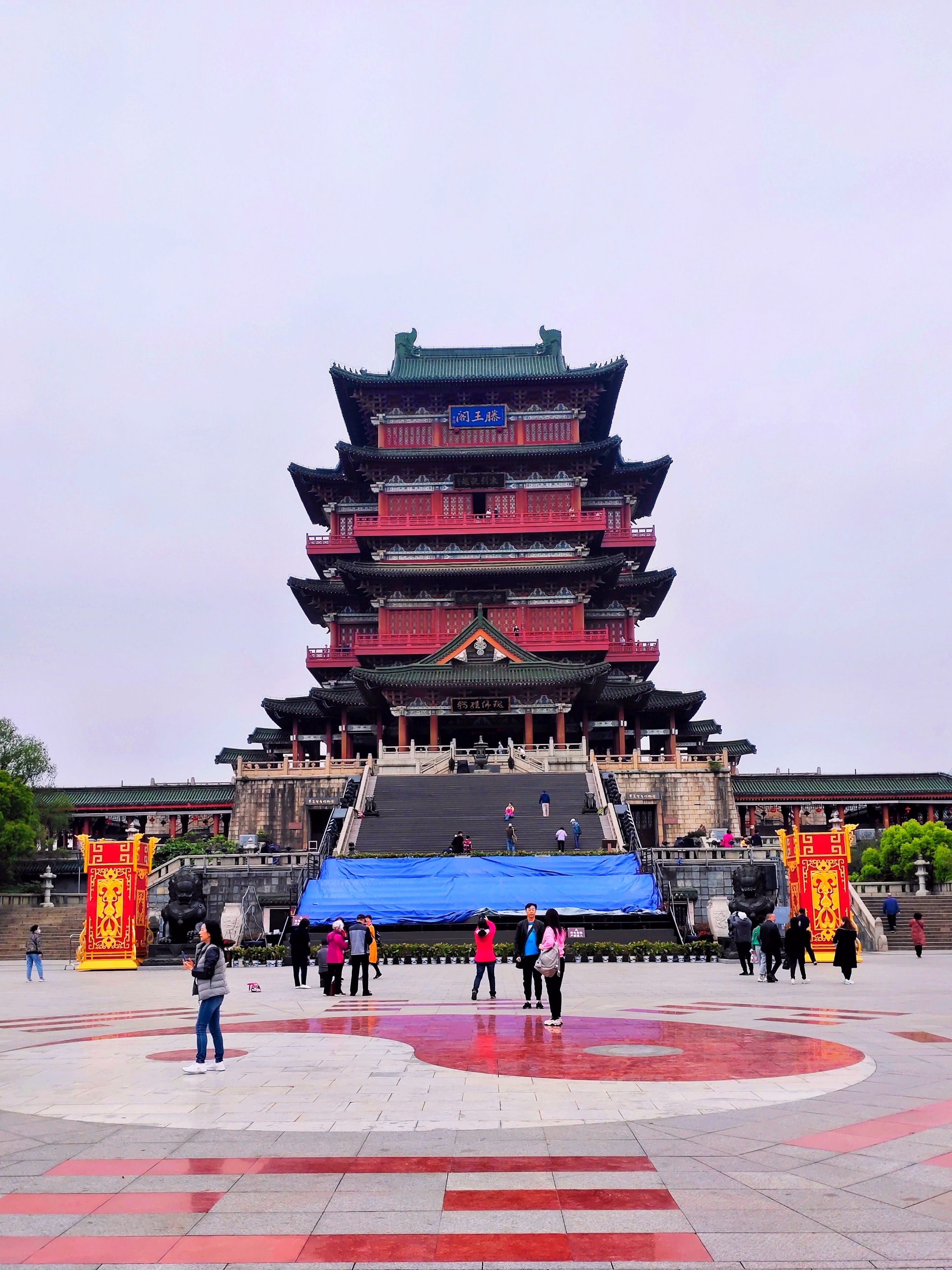 滕王阁坐落在江西省南昌市东湖区赣江之滨,是中国古代皇家楼阁,建筑
