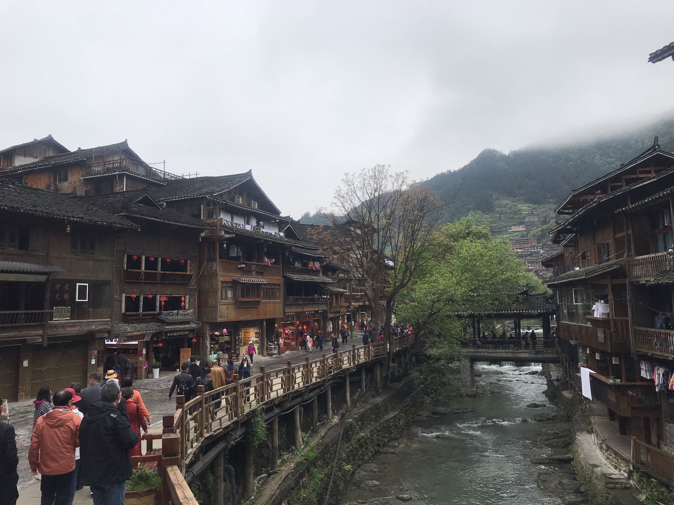 西江千户苗家寨山水交映美画面