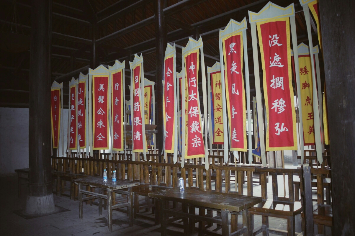 因四大名著之一的《水浒传》中的梁山起义得名.