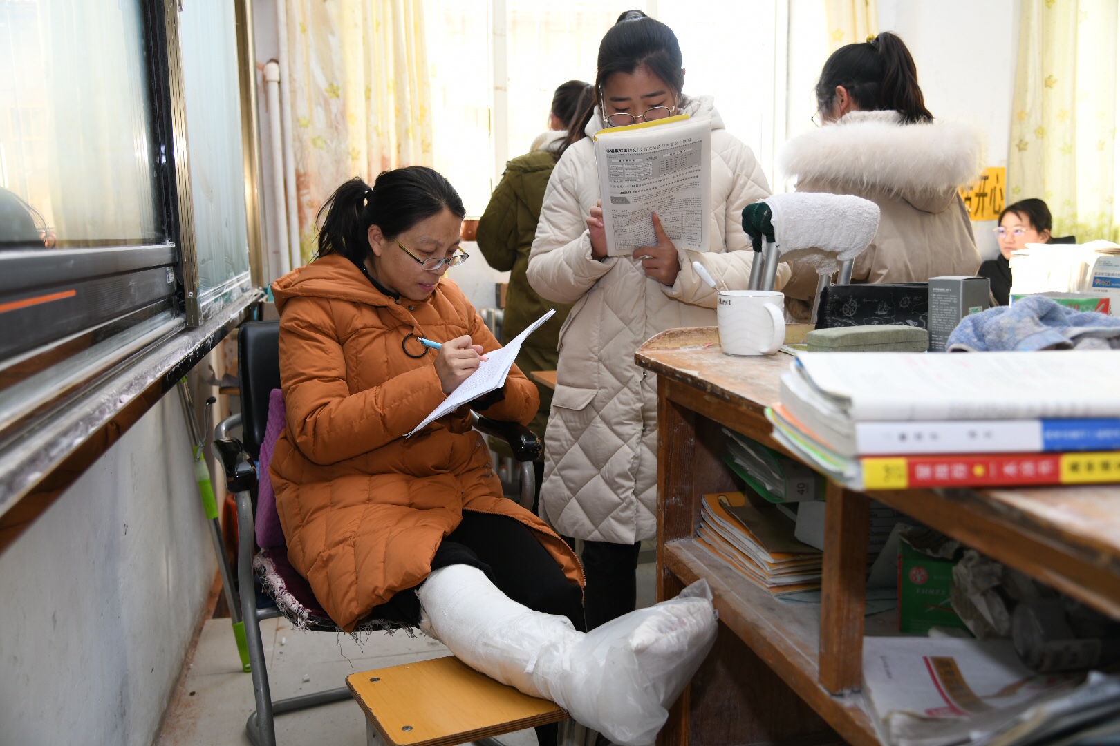 义马女教师脚踝骨裂打着石膏仍坚守讲台敬业到让人心疼