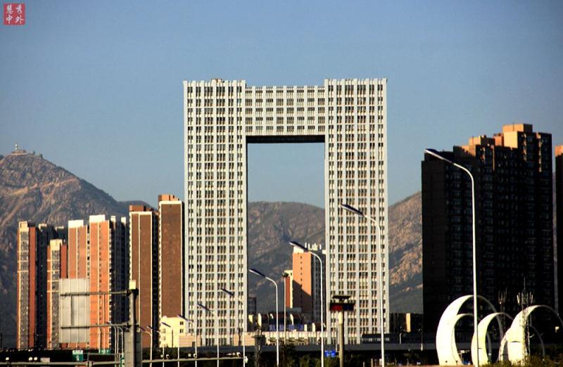 进入开发区,这《大门》是大连到开发区一个标志性建筑物.