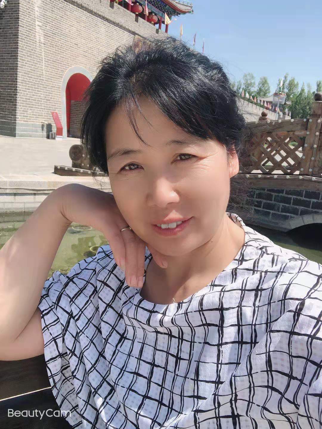 而后老五认识了东北那旮瘩温婉知性的美女老二,相同爱好碰撞出火花,两