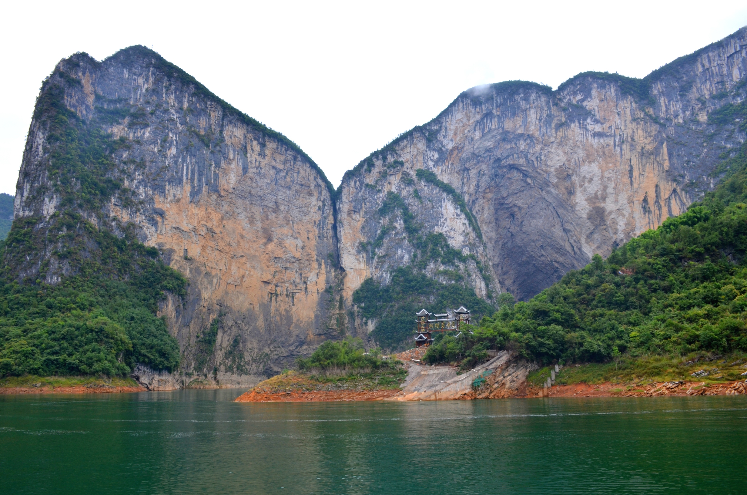 清江蝴蝶崖,是恩施大清江风景区的标志性景点,因山崖形似蝴蝶展翅而得