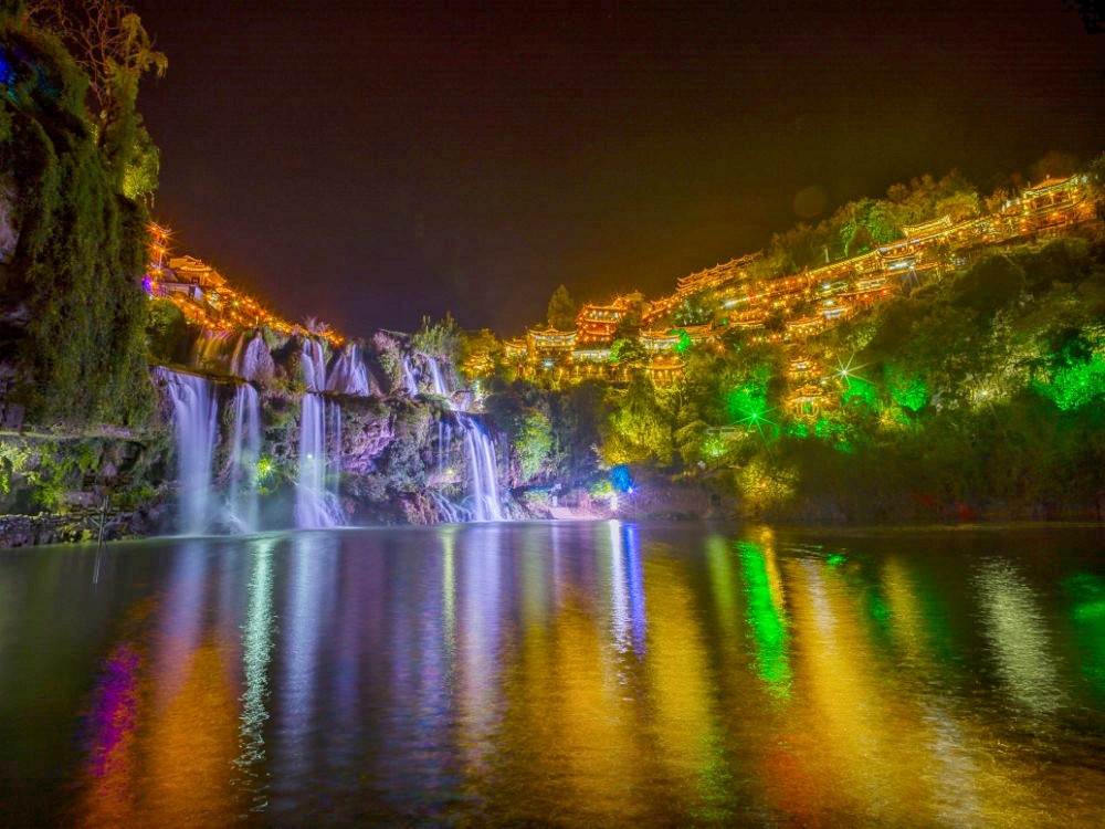 夜景瀑布一角大力士传说,明朝皇帝与湘西土司王关系密切,在芙蓉镇一带