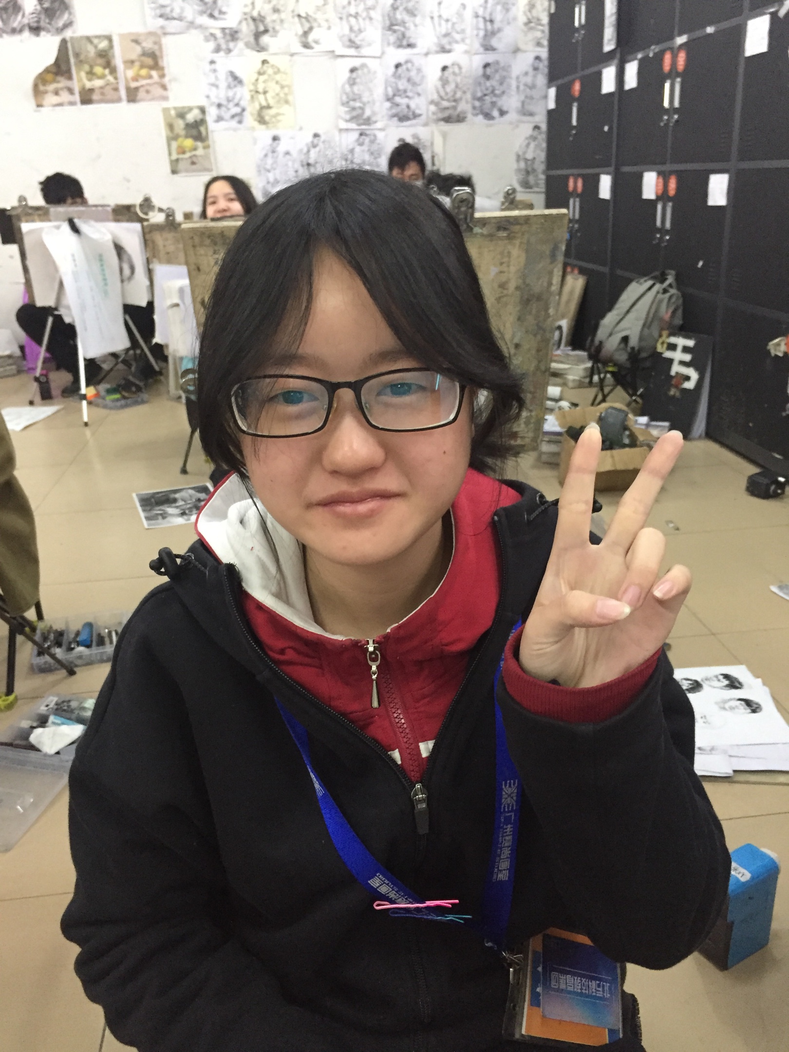 张欣怡哈哈哈,一个有趣笑起来有两颗犬牙的可爱女生,画画一直都很有