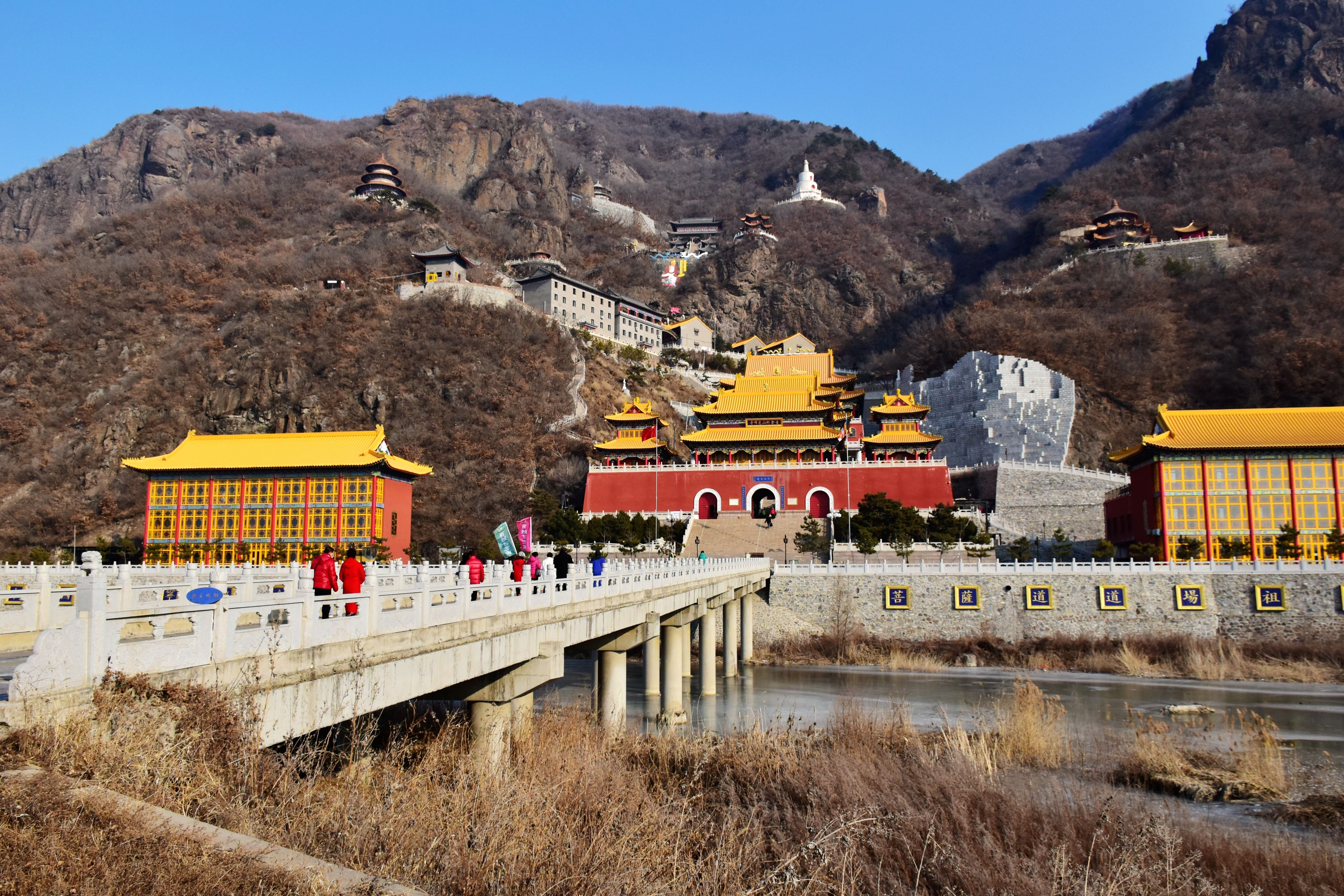 省辽阳县东部山区下达河乡,与著名的汤河水库风景区和千山风景区毗邻