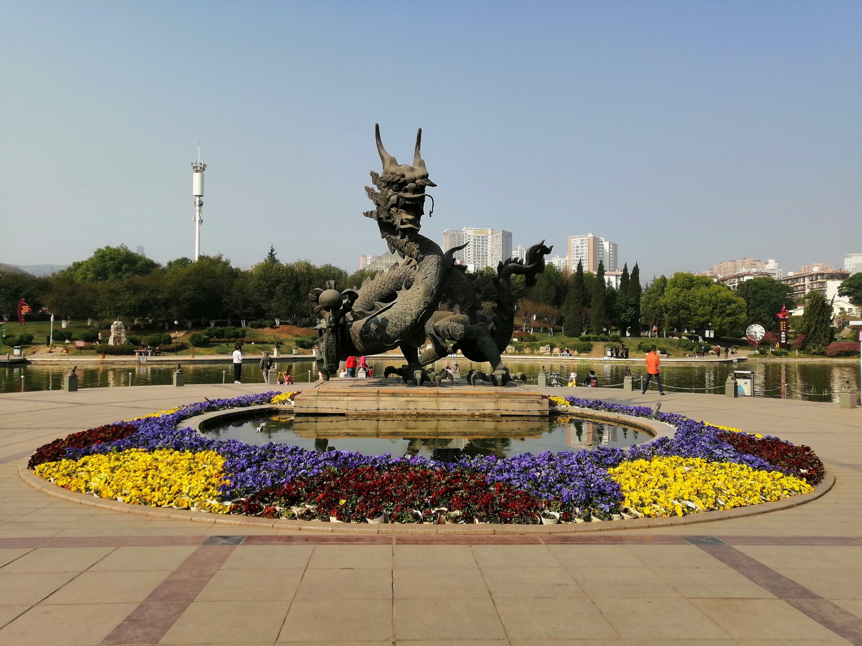 龙潭公园位于曲靖市寥廓南路北段,2001年建成开放.