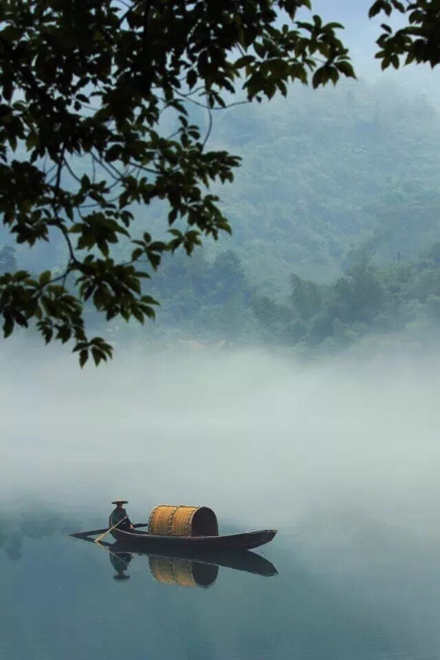 七绝:题图(醉渔唱晚)文/淡雅幽兰晓雾岚烟隐梧桐,樵夫携酒向乌蓬.