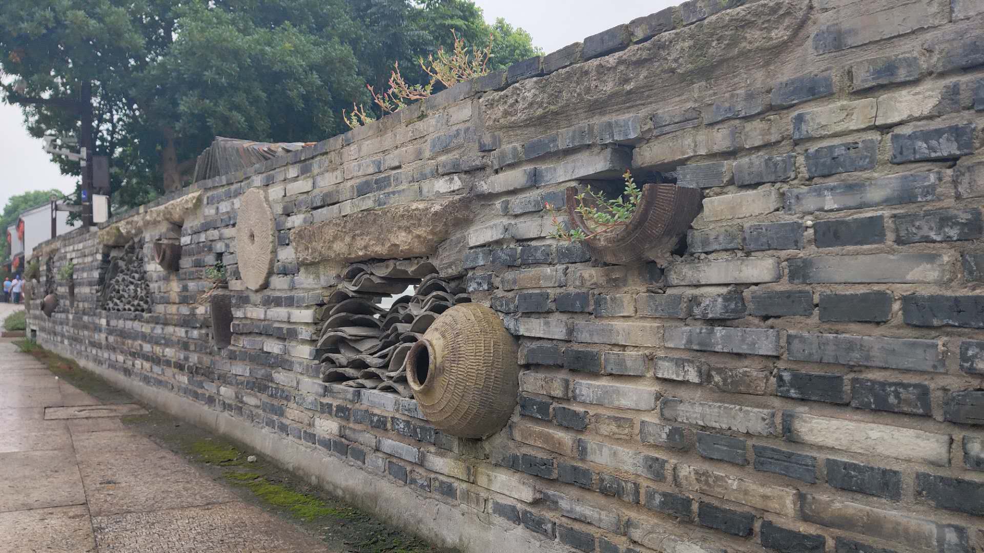 这是通往安昌古镇的路上新修的砖瓦墙,很有特色.