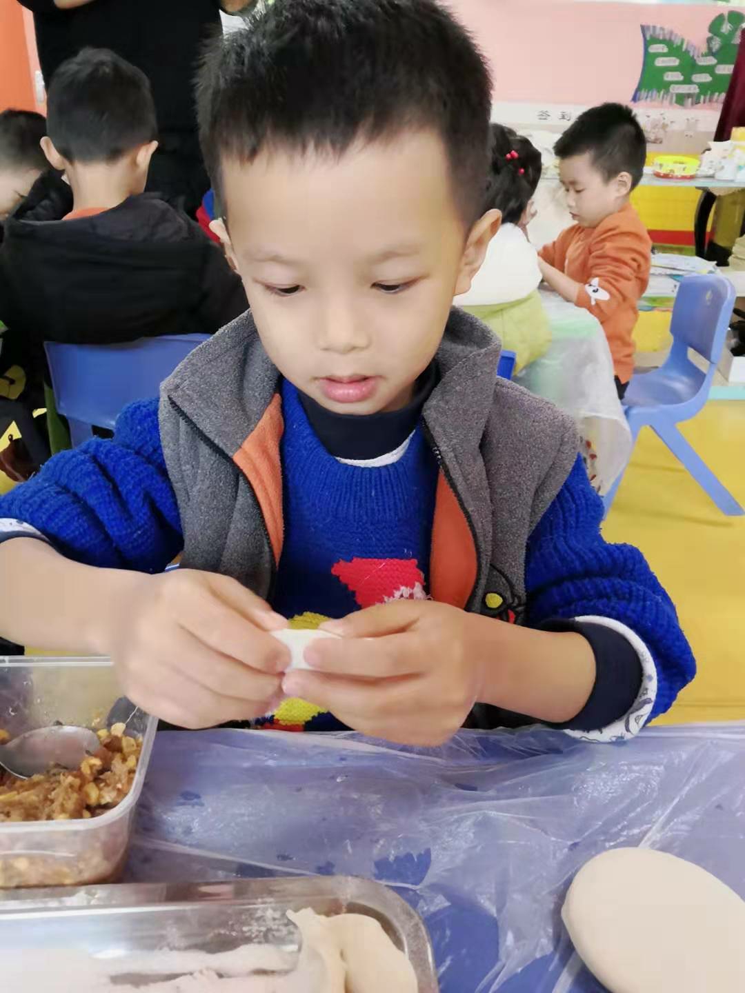 贝乐优幼儿园学前班冬至包饺子活动