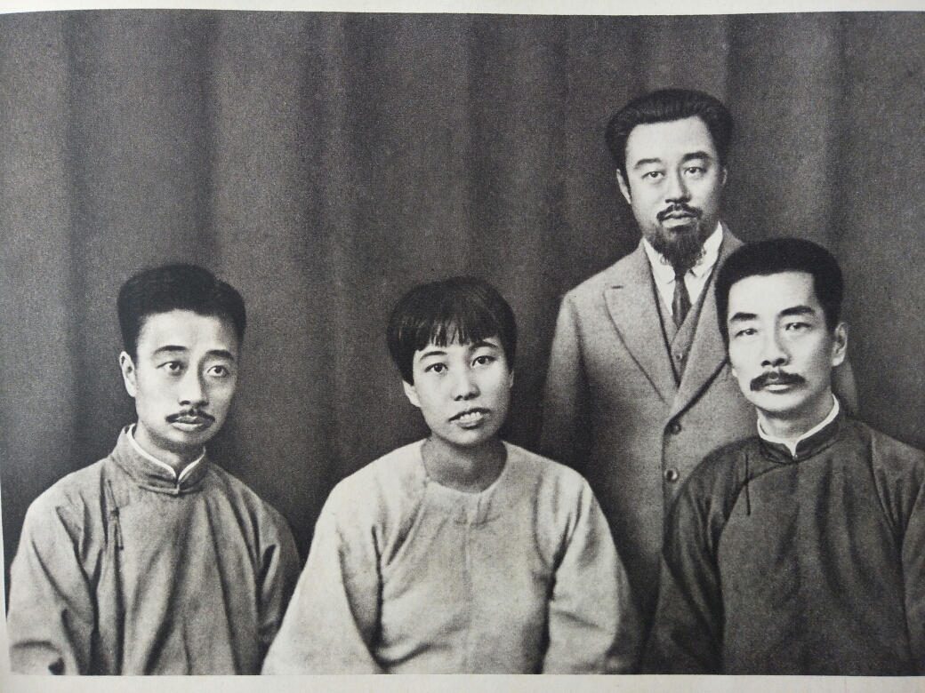 抵上海时与许广平,周建人等合影,1927年10月4日摄于上海,前排左一