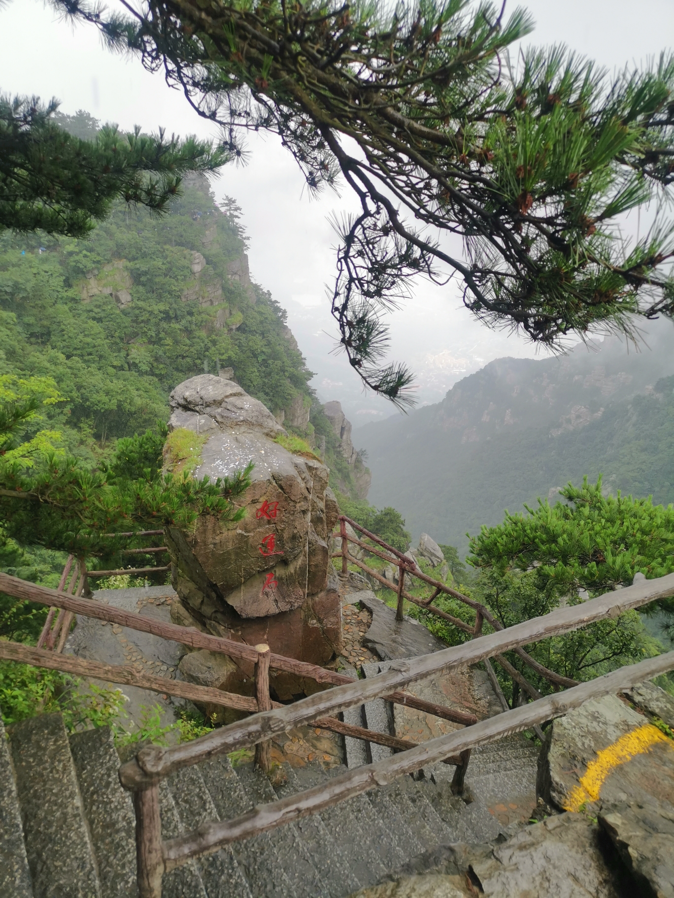 庐山仙人洞景区乱云飞渡继而冒雨前行