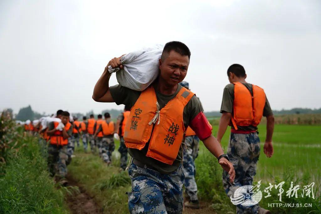 那里有难!军人在