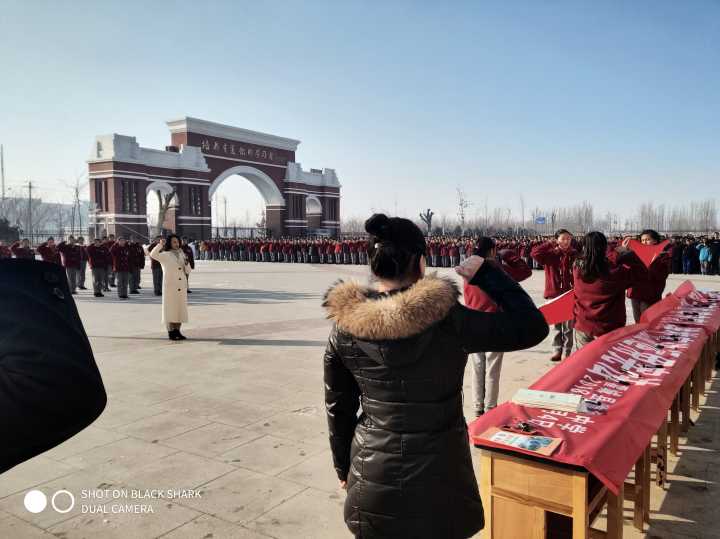 霍城县瞻德中学尊崇宪法学习宪法维护宪法运用宪法主题升旗活动