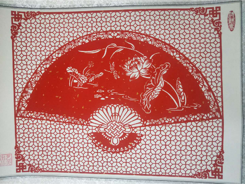 剪纸画《荷香茶韵》该作品利用中国古典艺术图案,与现代工艺相结合