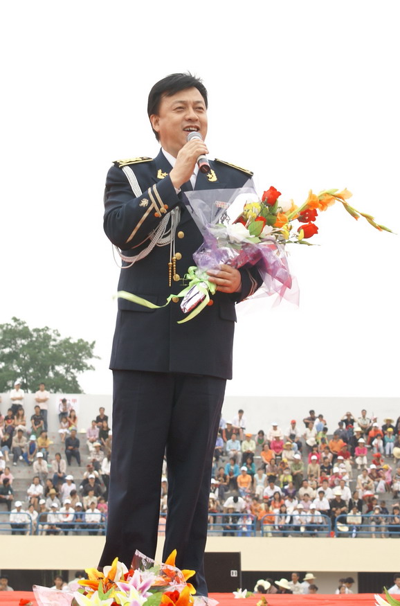 吕继宏,男,1960年6月27日,甘肃天水人,著名男高音歌唱家,海政文工团副