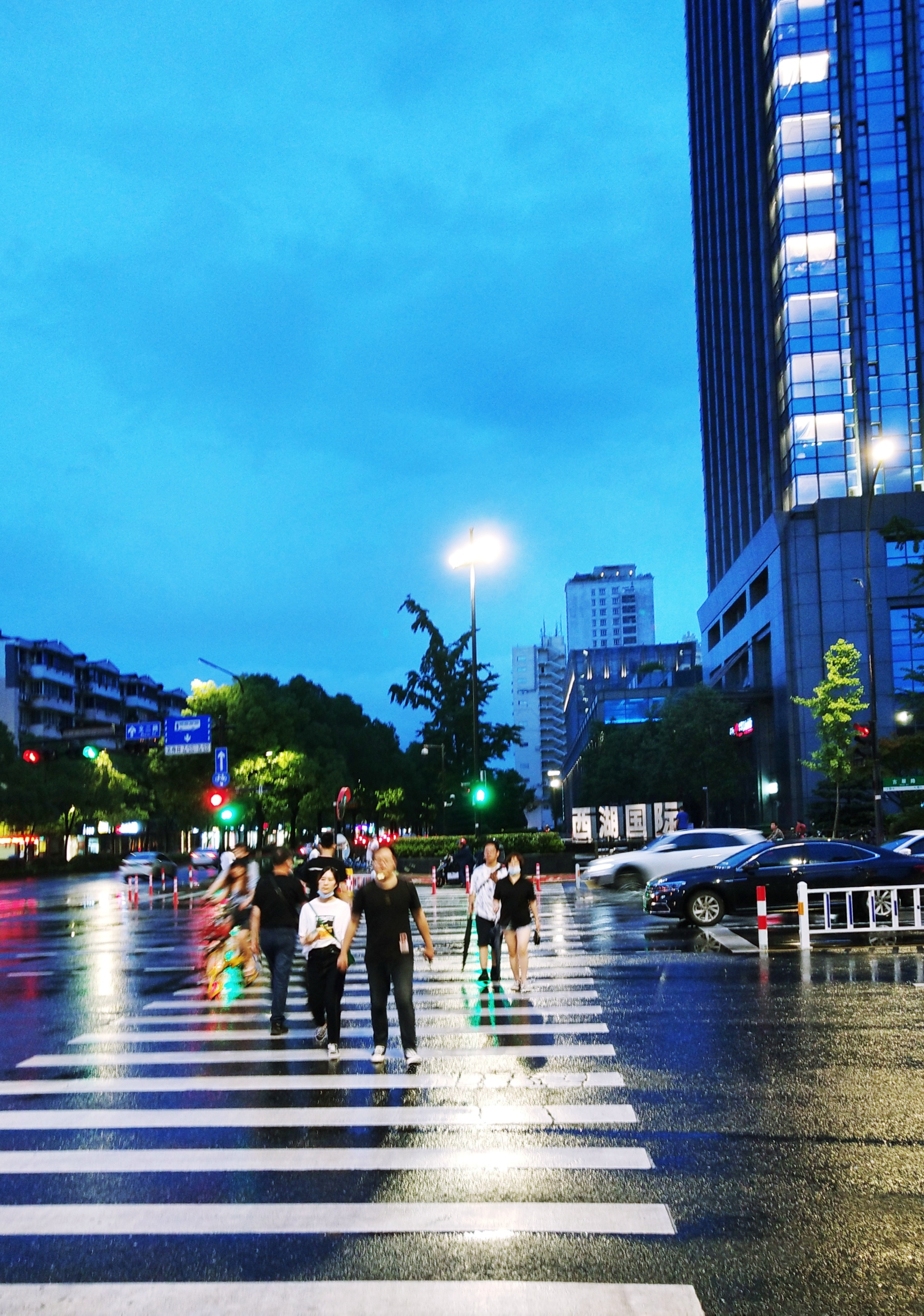 雨天街景(首发)