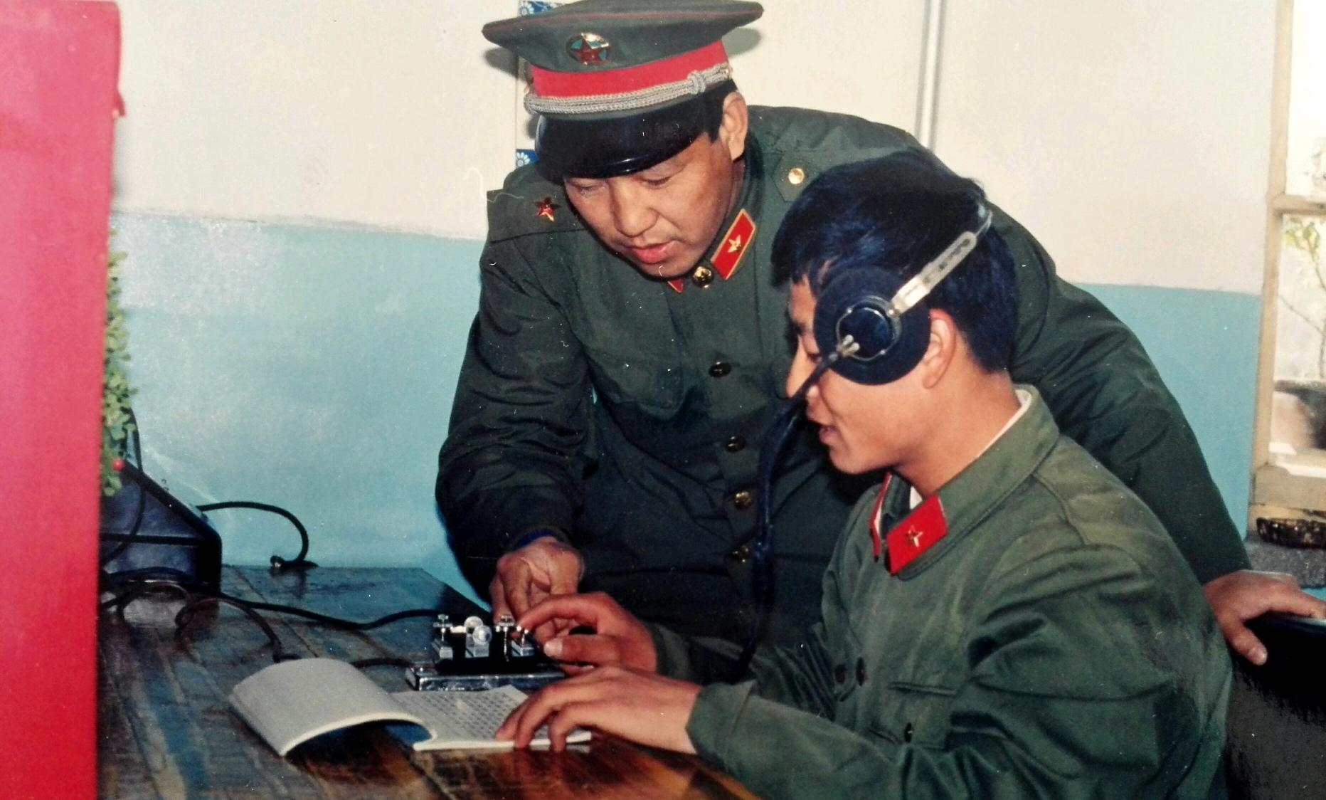 刘兵同志在指导边防部队电台报务员做好边防无线电通信值班值勤工作.