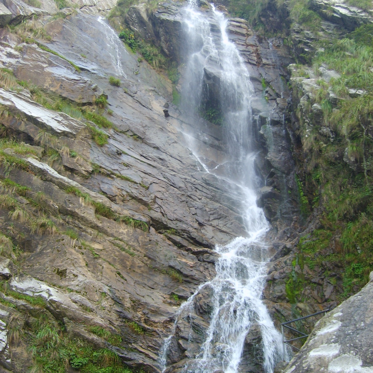 "玉帘铺水半天垂",玉帘泉瀑布高达数百丈,阔有八,九丈,远远望去,真如