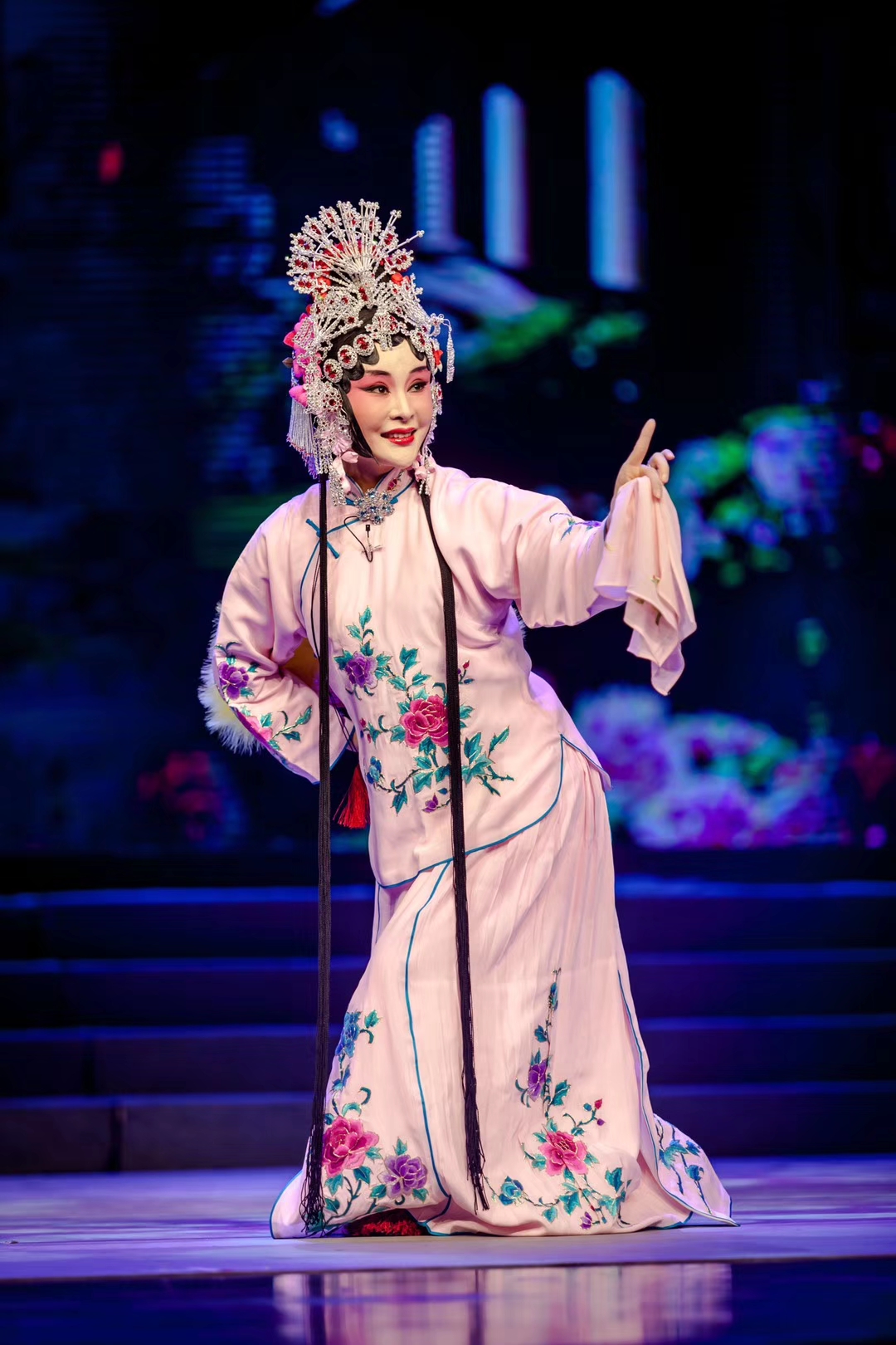 彭越出生于河北迁安,现为唐山演艺集团公司评剧团(原唐山市评剧团)