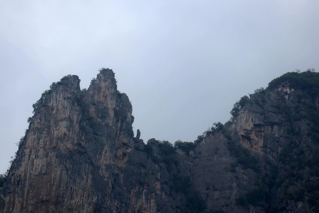 神女溪景区,位于长江三峡巫峡的腹心,在著名景区神女峰对岸.