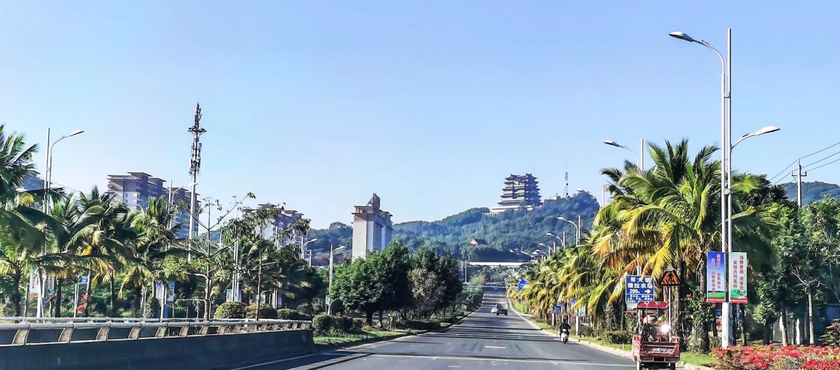 儋阳楼位于海南省儋州市那大城区西南6 公里处海拔308米的马鞍岭上,整