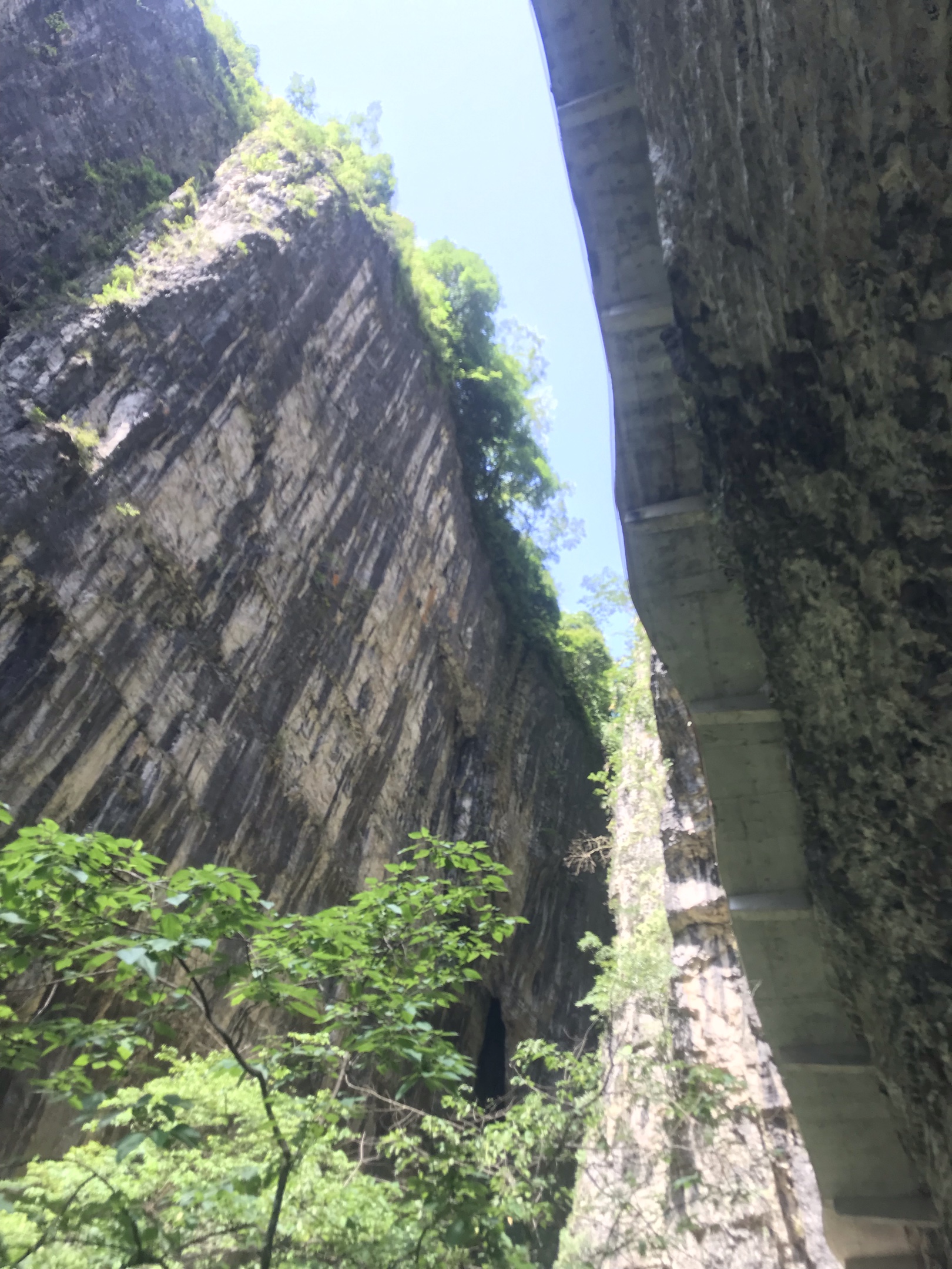 天然屏障陡悬崖,四面环山似天坑.
