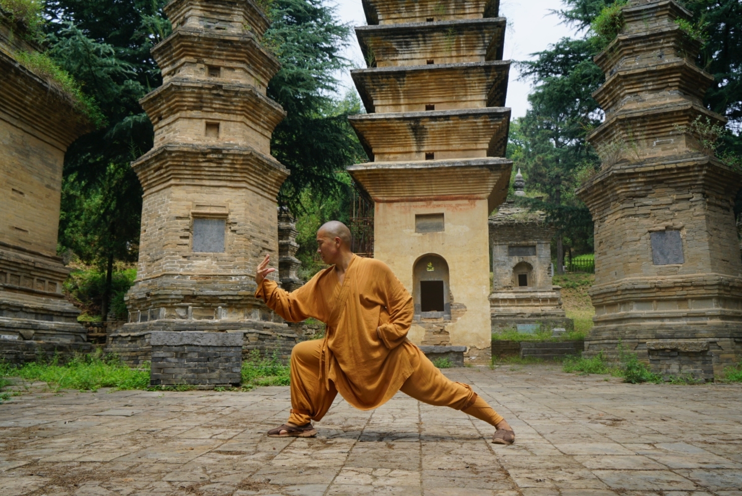 延波每天带着徒弟出门习武小石头在两岁多父母就将他送到少林寺开始习