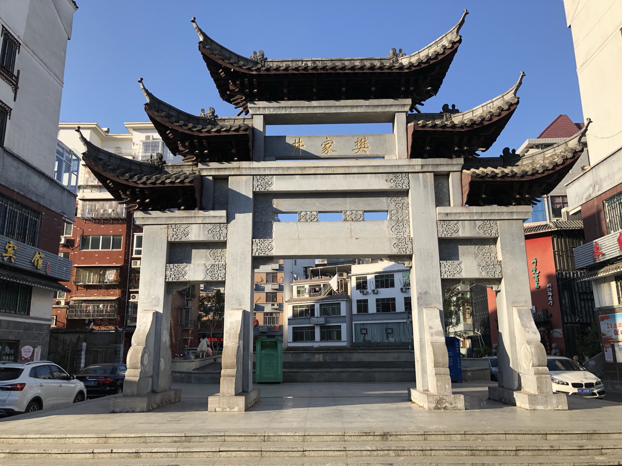 从瑶里回来,去景德镇瓷器一条街—樊家井转转,没拍什么照片