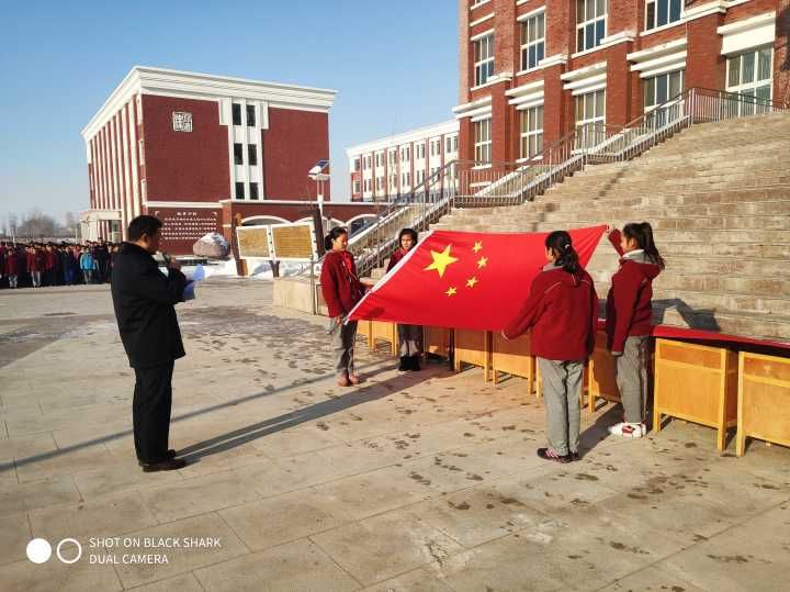 霍城县瞻德中学尊崇宪法学习宪法维护宪法运用宪法主题升旗活动