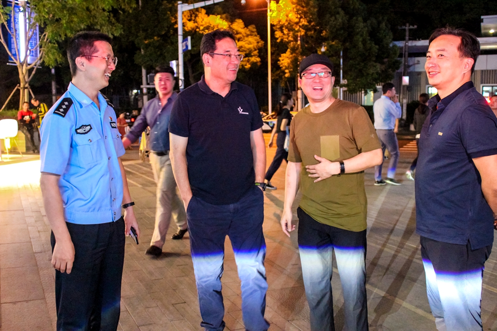 上海市公安局闵行分局副局长莅临现场跑步前集体拉身,美女教练带大家