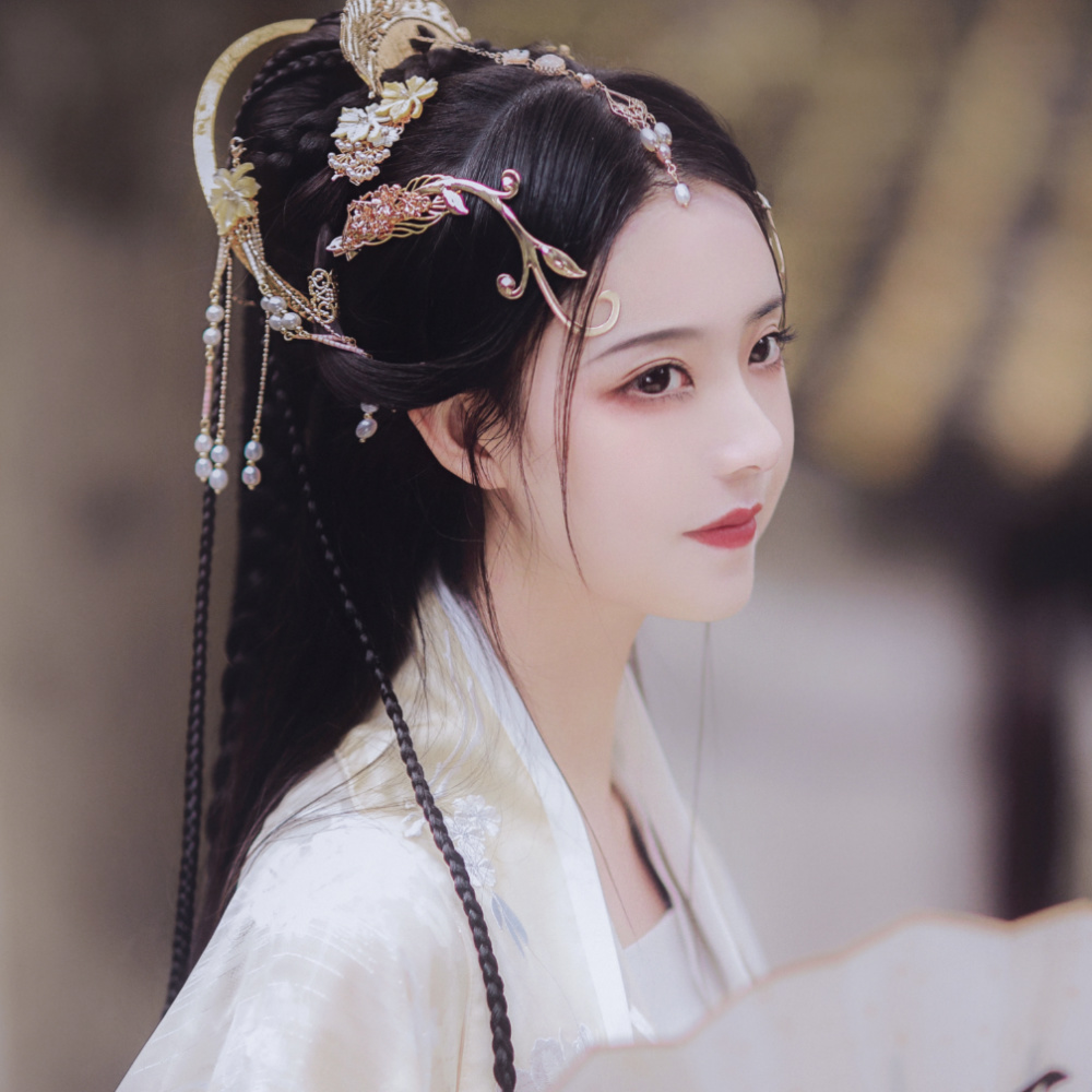 七绝 《戏秋风》 诗/爱吾爱(雅韵文轩) 青藤浅笑戏秋风,又许窗棂一抹