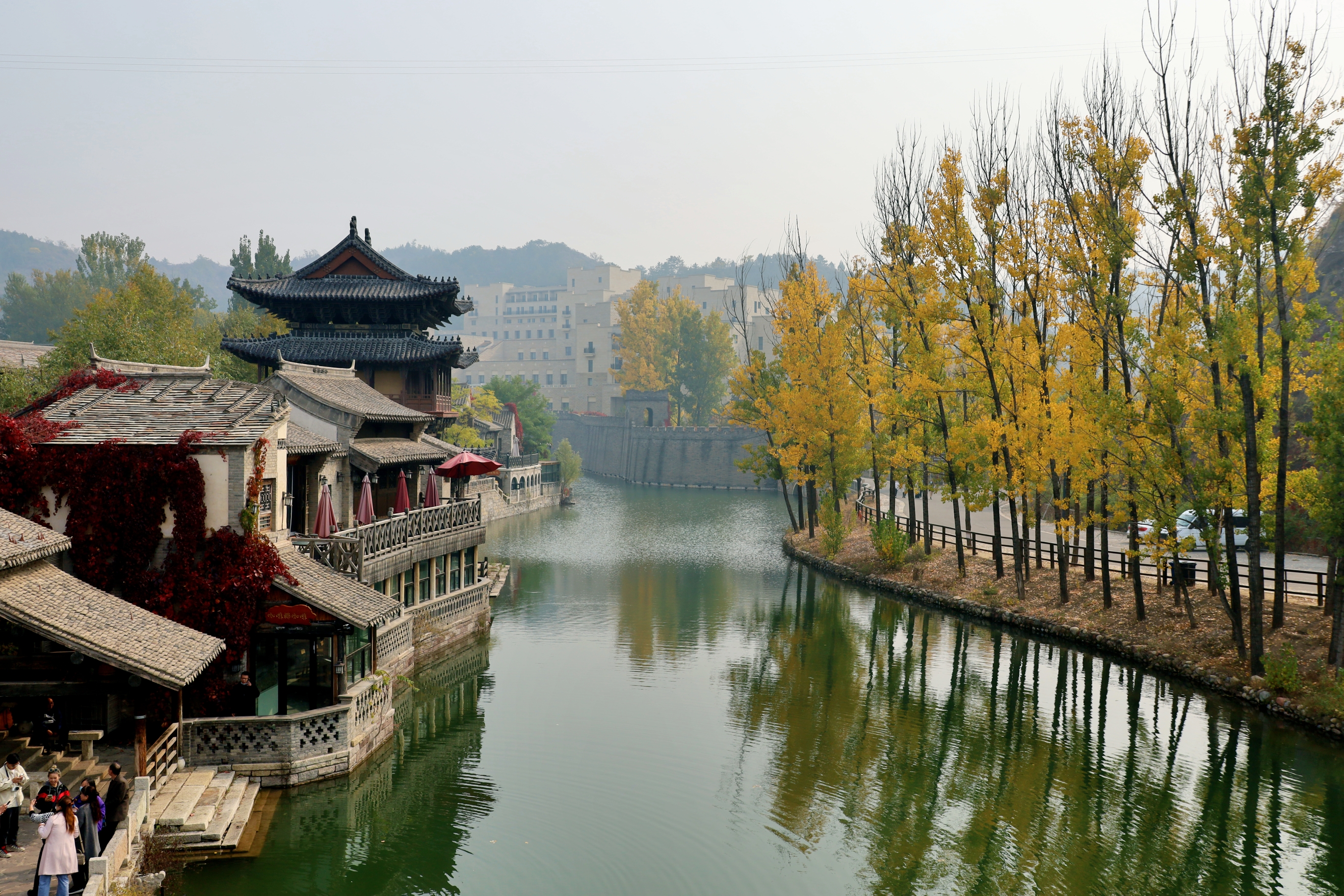 的各式古建筑布于河道两侧,既有江南水乡之风韵,又不失北方古镇之特点