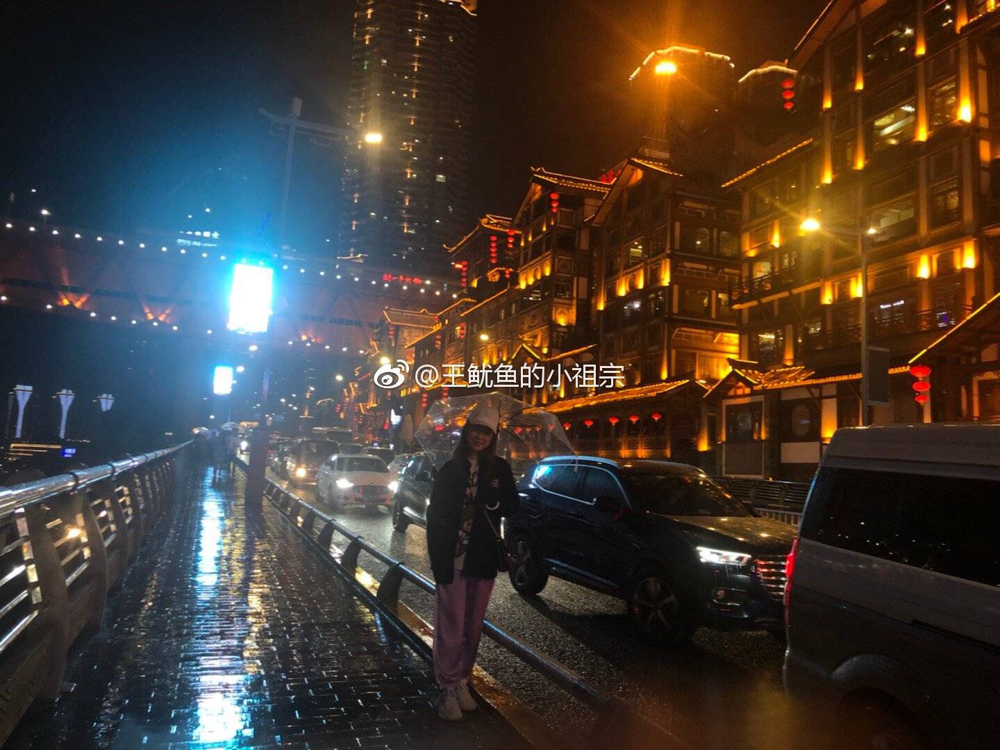 下山回酒店  下起了大雨  夜游洪崖洞 淅淅沥沥的下雨 拥挤的人群