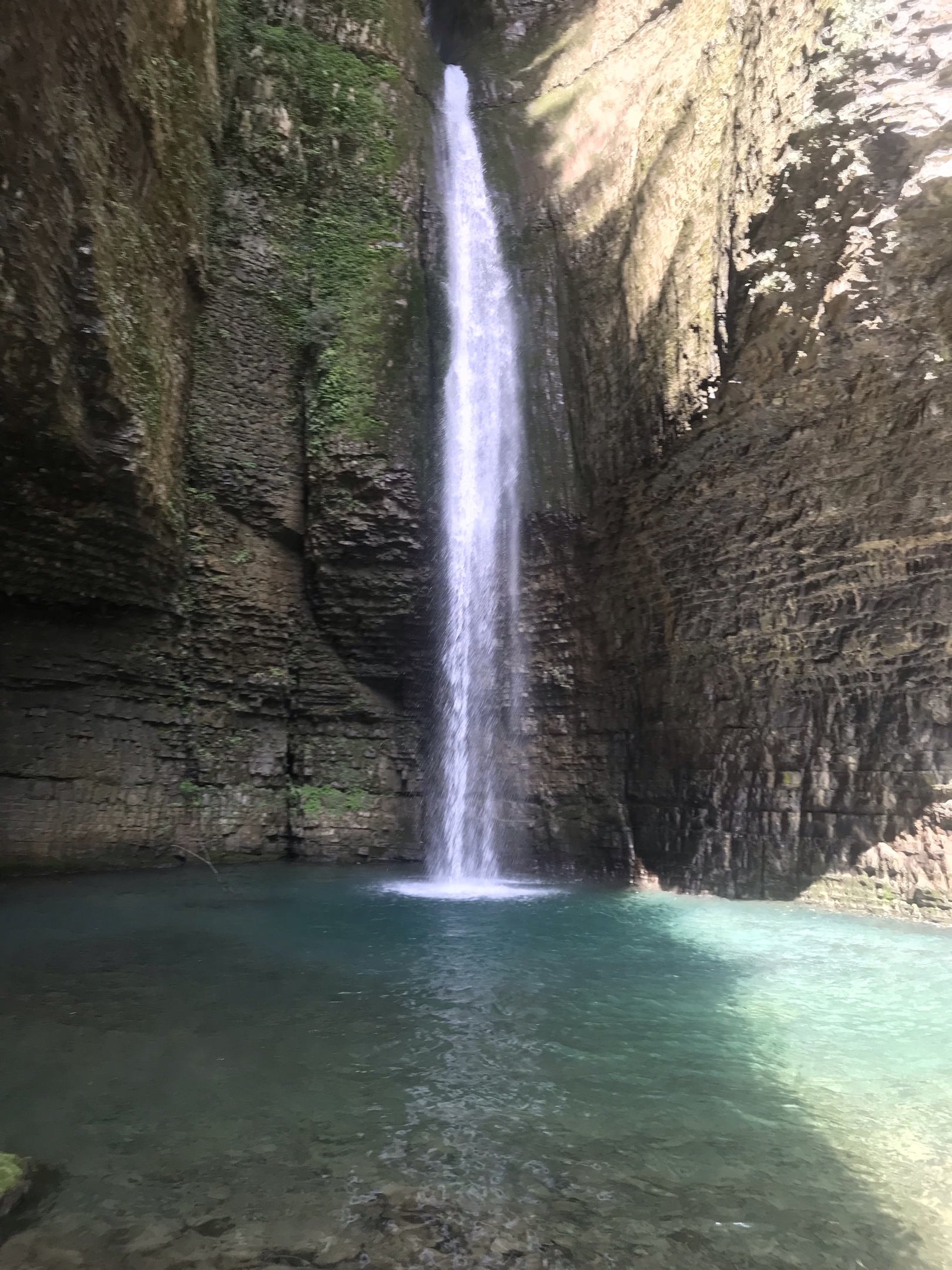 天然屏障陡悬崖,四面环山似天坑.