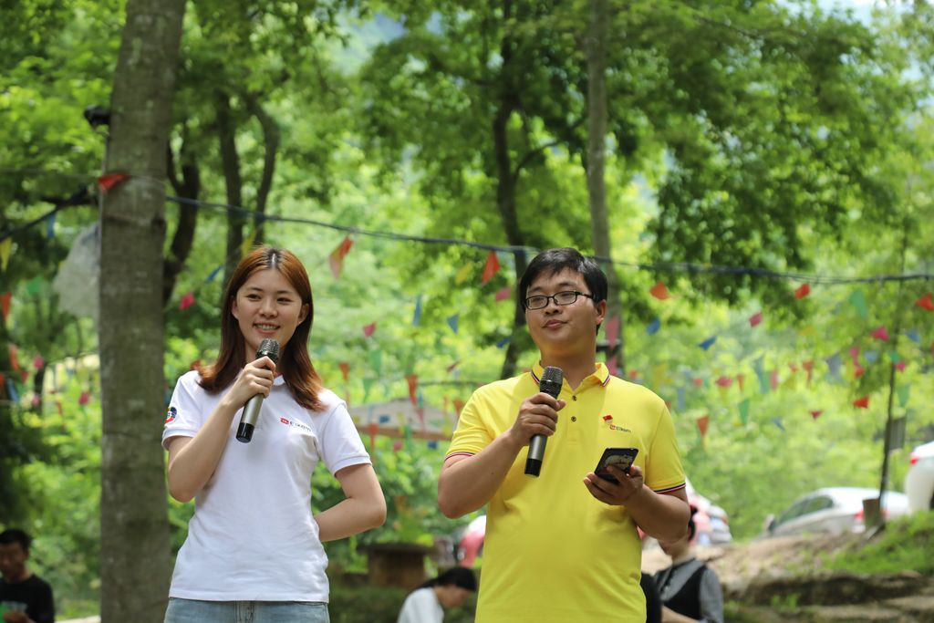 图为职能处室团支部带来的诗朗诵节目,表演者董修武,李小弯,刘文辉.