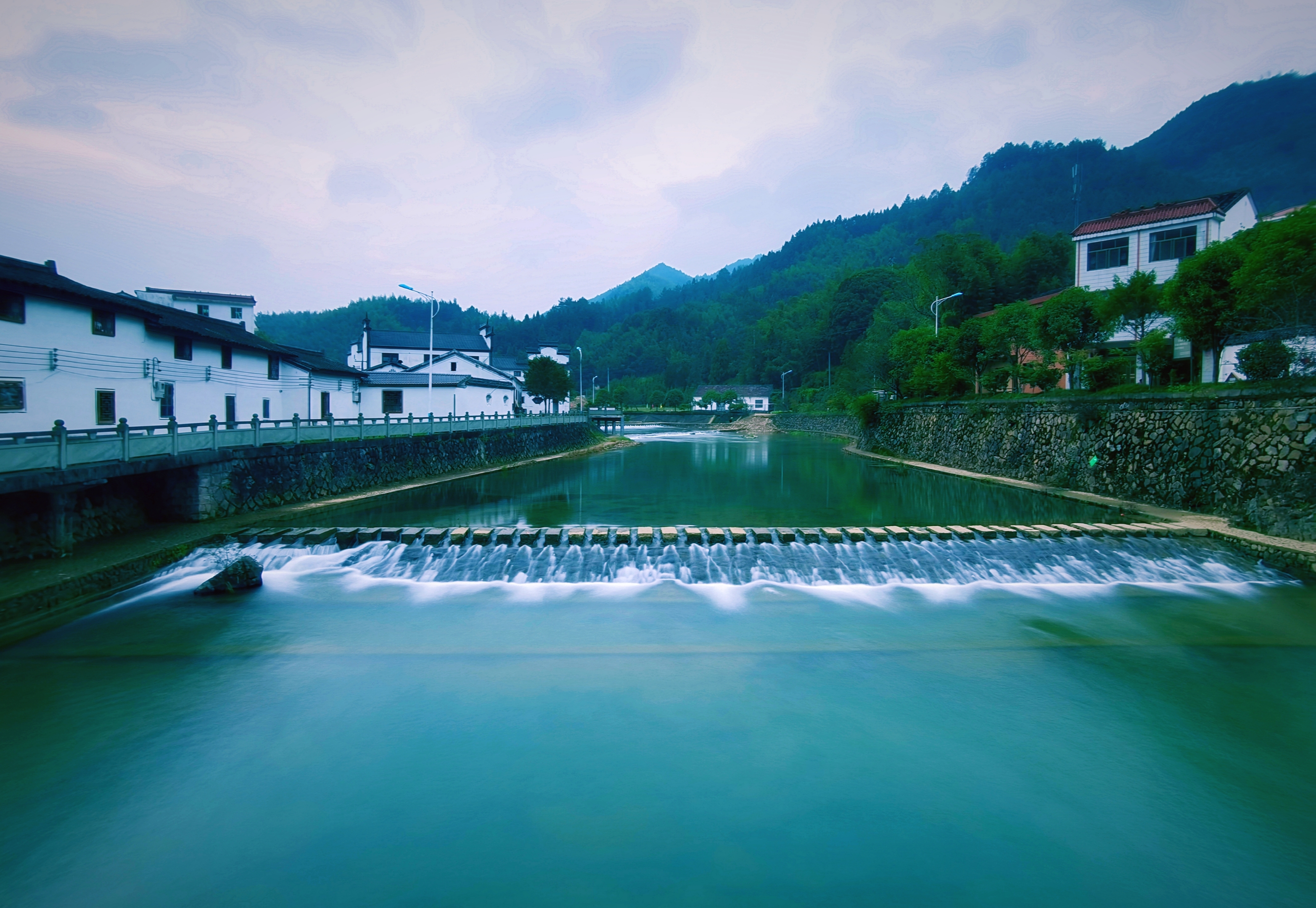 东连本区沙畈乡,南连丽水市遂昌县,西界衢州市龙游县,北接本区岭上