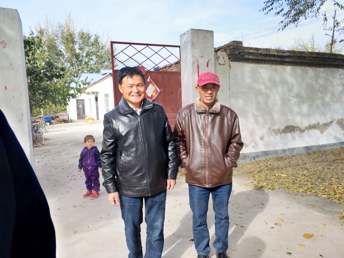 左为许达,右为孙静涛右1 为作者,左1为张茂英嫂子,左2为王克章老哥王