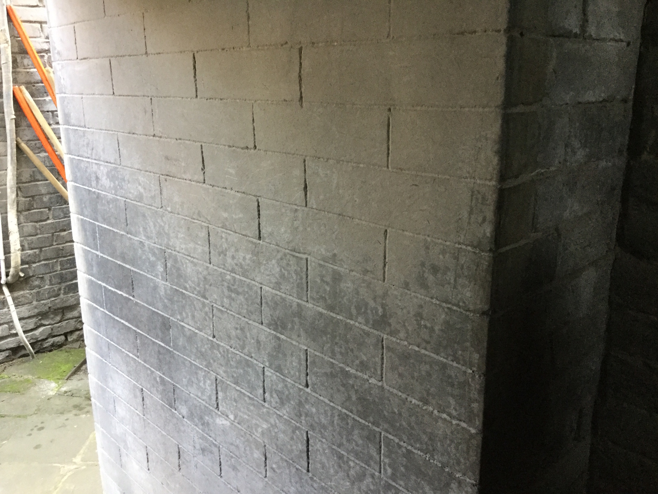 牢狱墙厚一米多,还有防止挖墙越狱流沙墙.