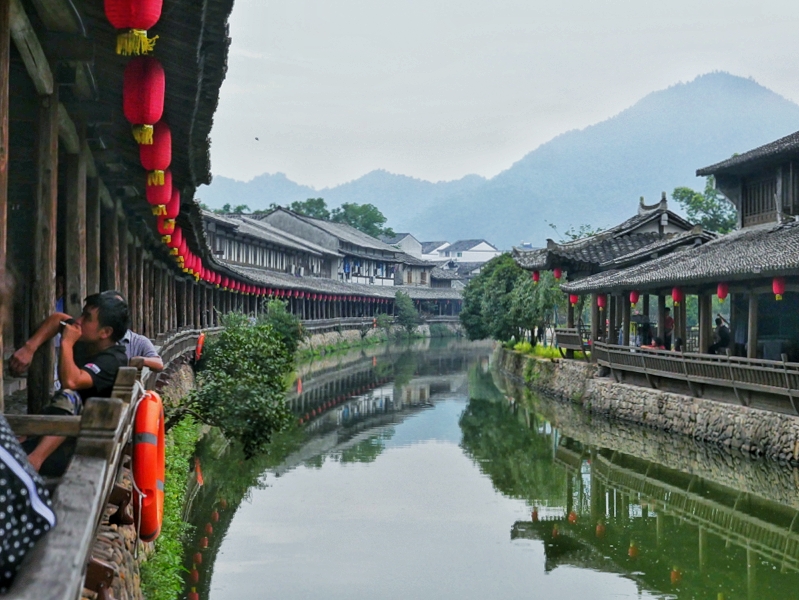 该景点位于温州永嘉岩头镇东缘的蓄水堤上,又名丽水长廊.